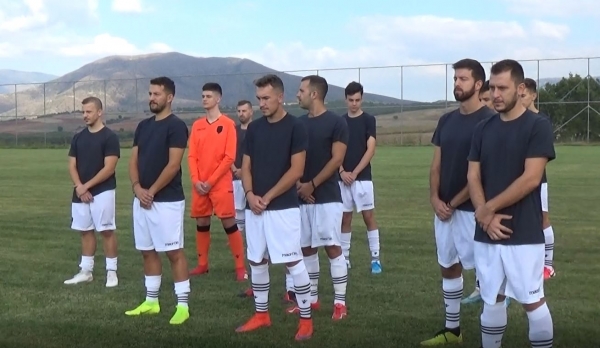 &Mu;&Alpha;&Upsilon;&Rho;&Eta; &Theta;&Upsilon;&Epsilon;&Lambda;&Lambda;&Alpha; &Kappa;&Nu;&Iota;&Delta;&Eta;&Sigma;: A&gamma;&iota;&alpha;&sigma;&mu;ό&sigmaf; &gamma;&iota;&alpha; &tau;&eta;&nu; &nu;έ&alpha; &alpha;&gamma;&omega;&nu;&iota;&sigma;&tau;&iota;&kappa;ή &pi;&epsilon;&rho;ί&omicron;&delta;&omicron; (VIDEO)