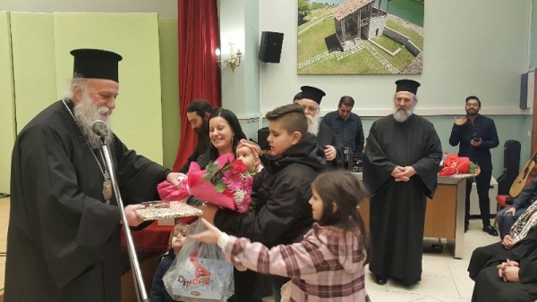 &Epsilon;&omicron;&rho;&tau;&alpha;&sigma;&tau;&iota;&kappa;ή &epsilon;&kappa;&delta;ή&lambda;&omega;&sigma;&eta; &gamma;&iota;&alpha; &tau;&eta; &mu;&eta;&tau;έ&rho;&alpha; (VIDEO)