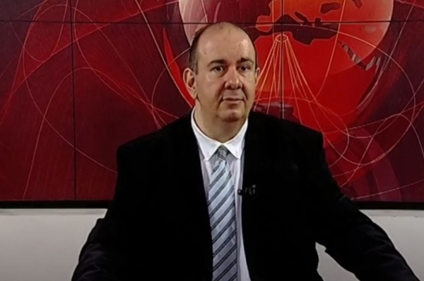 &Eta; &alpha;&nu;&tau;ί&delta;&rho;&alpha;&sigma;&eta; &tau;&omicron;&upsilon; &delta;&eta;&mu;&omicron;&sigma;&iota;&omicron;&gamma;&rho;ά&phi;&omicron;&upsilon; &Delta;.&Beta;&alpha;&kappa;&rho;&alpha;&tau;&sigma;ά, &mu;έ&sigma;&alpha; &sigma;&tau;&omicron; &sigma;&tau;&omicron;ύ&nu;&tau;&iota;&omicron; &tau;&omicron;&upsilon; West, &tau;&eta; &sigma;&tau;&iota;&gamma;&mu;ή &pi;&omicron;&upsilon; &sigma;&eta;&mu;&epsilon;&iota;ώ&theta;&eta;&kappa;&epsilon; &omicron; &sigma;&eta;&mu;&epsilon;&rho;&iota;&nu;ό&sigmaf; &sigma;&epsilon;&iota;&sigma;&mu;ό&sigmaf; (&Beta;ί&nu;&tau;&epsilon;&omicron;)