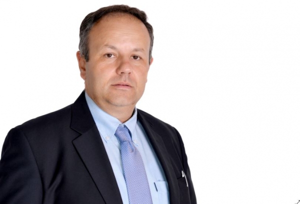 &Lambda;ά&mu;&pi;&rho;&omicron;&sigmaf; &Chi;&alpha;&tau;&zeta;&eta;&zeta;ή&sigma;&eta;&sigmaf;: &laquo;&mu;&epsilon; &tau;&omicron; &phi;&iota;&lambda;ό&tau;&iota;&mu;&omicron; &theta;&alpha; &pi;ά&mu;&epsilon; &tau;&omicron; &nu;&omicron;&mu;ό &mu;&alpha;&sigmaf; &mu;&pi;&rho;&omicron;&sigma;&tau;ά&raquo;